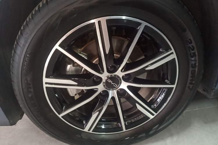 Used BYD Seal 06 New Energy 2024 DM-i 120KM Prestige Model Left Front Wheel Hub