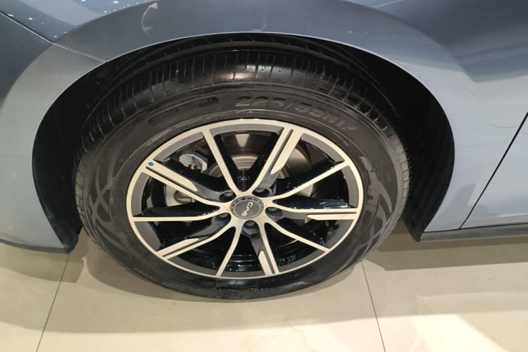 Used BYD Seal 06 New Energy 2024 DM-i 80KM Prestige Model Left Front Wheel Hub