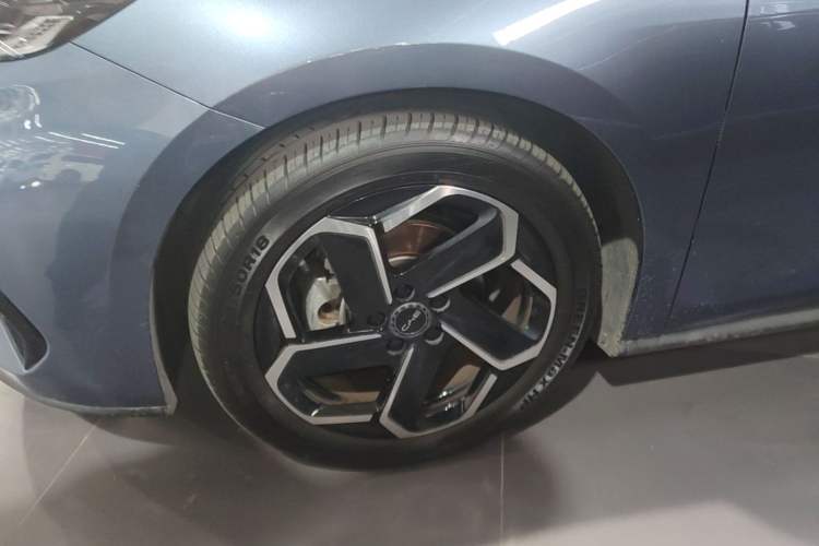 Used BYD Seal 06 New Energy 2024 DM-i 120KM Flagship Model Left Front Wheel Hub