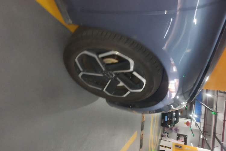 Used BYD Seal 06 New Energy 2024 DM-i 120KM Flagship Model Right Front Wheel Hub