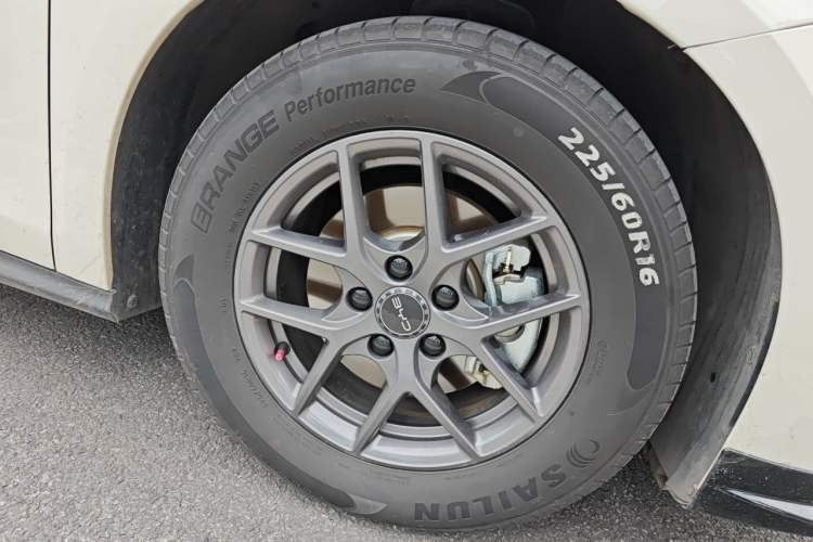 Used BYD Seal 06 New Energy 2024 DM-i 80KM Luxury Model Right Front Wheel Hub