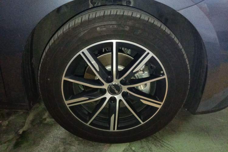 Used BYD Seal 06 New Energy 2024 DM-i 120KM Prestige Model Right Front Wheel Hub