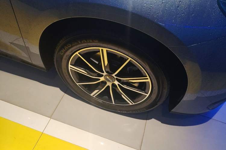 Used BYD Seal 06 New Energy 2024 DM-i 120KM Prestige Model Right Front Wheel Hub