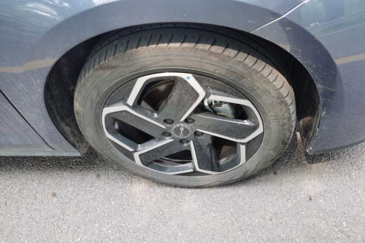 Used BYD Seal 06 New Energy 2024 DM-i 120KM Flagship Model Right Front Wheel Hub