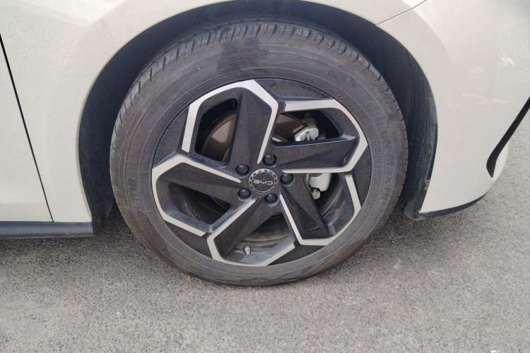 Used BYD Seal 06 New Energy 2024 DM-i 120KM Flagship Model Right Front Wheel Hub
