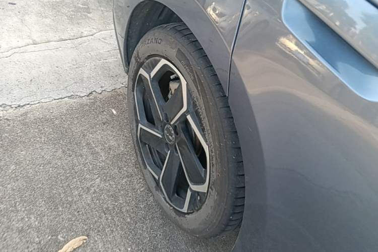 Used BYD Seal 06 New Energy 2024 DM-i 120KM Flagship Model Right Rear Wheel Hub