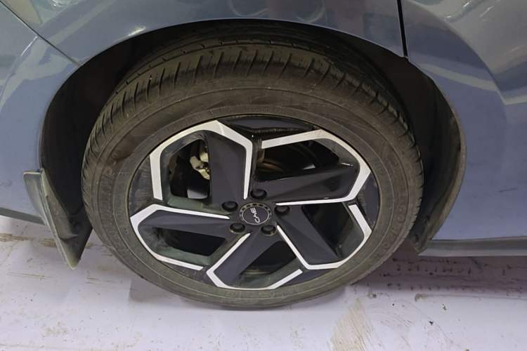 Used BYD Seal 06 New Energy 2024 DM-i 120KM Flagship Model Right Rear Wheel Hub