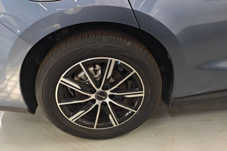 Used BYD Seal 06 New Energy 2024 DM-i 120KM Luxury Model Right Rear Wheel Hub