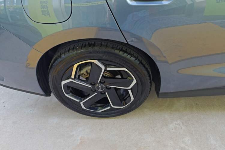 Used BYD Seal 06 New Energy 2024 DM-i 120KM Flagship Model Right Rear Wheel Hub