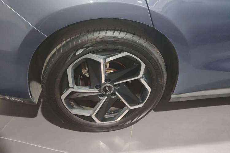 Used BYD Seal 06 New Energy 2024 DM-i 120KM Flagship Model Right Rear Wheel Hub