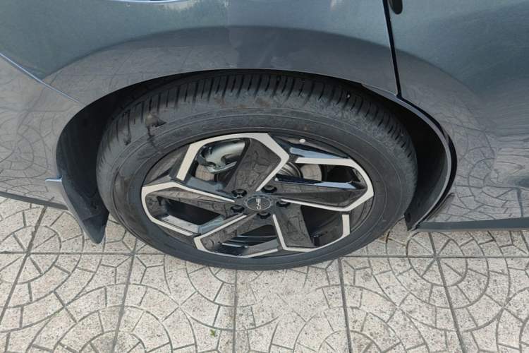Used BYD Seal 06 New Energy 2024 DM-i 120KM Flagship Model Right Rear Wheel Hub