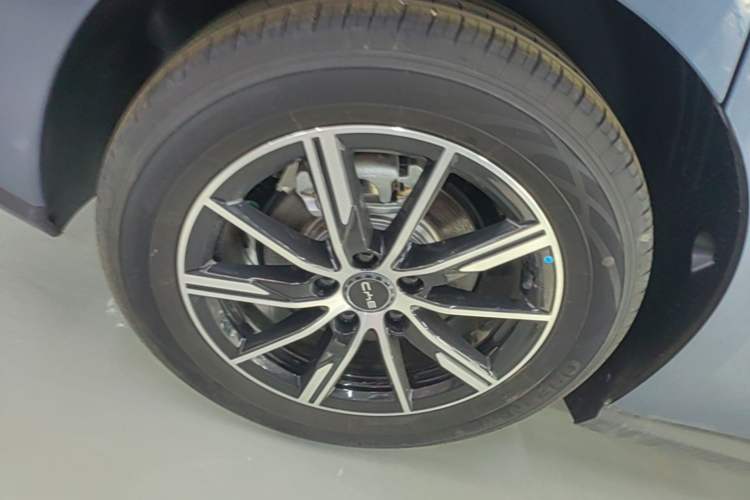 Used BYD Seal 06 New Energy 2024 DM-i 120KM Luxury Model Right Rear Wheel Hub