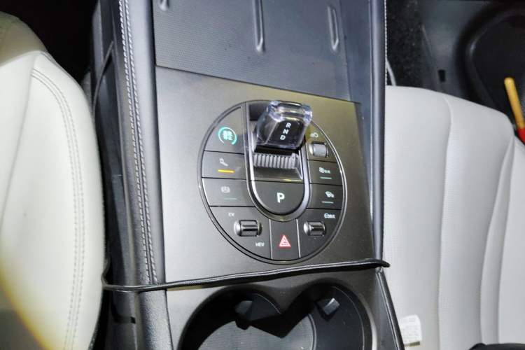 Used BYD Seal 06 New Energy 2024 DM-i 120KM Luxury Model Gear Lever