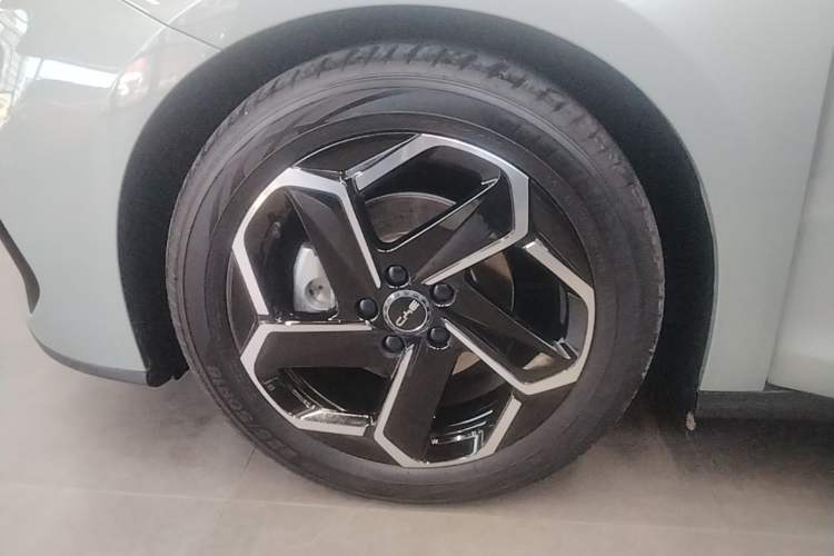 Used BYD Seal 06 New Energy 2024 DM-i 120KM Flagship Model Left Front Wheel Hub
