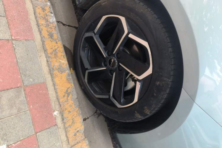 Used BYD Seal 06 New Energy 2024 DM-i 120KM Flagship Model Right Front Wheel Hub