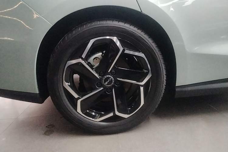 Used BYD Seal 06 New Energy 2024 DM-i 120KM Flagship Model Right Rear Wheel Hub