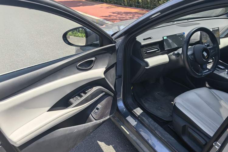 Used BYD Seal 06 New Energy 2024 DM-i 80KM Luxury Model Interior 4