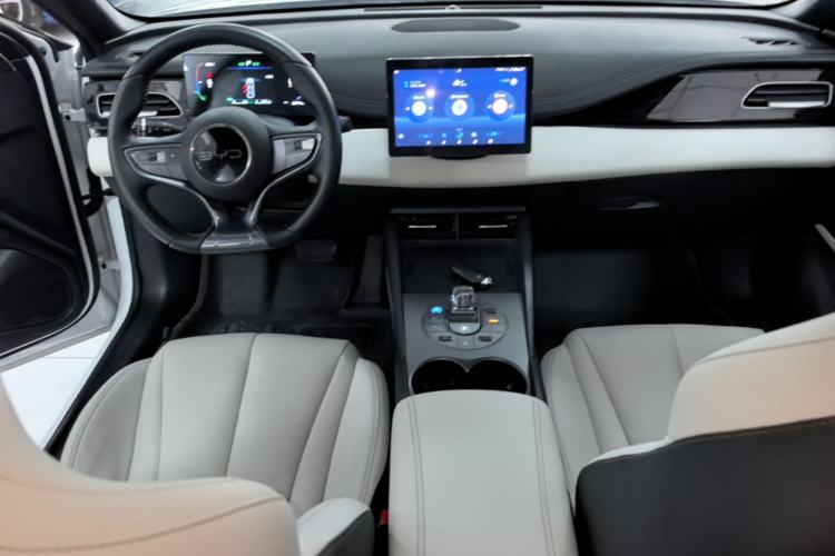 Used BYD Seal 06 New Energy 2024 DM-i 80KM Luxury Model Center Console