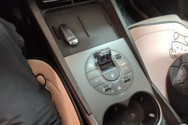 Used BYD Seal 06 New Energy 2024 DM-i 80KM Luxury Model Gear Lever