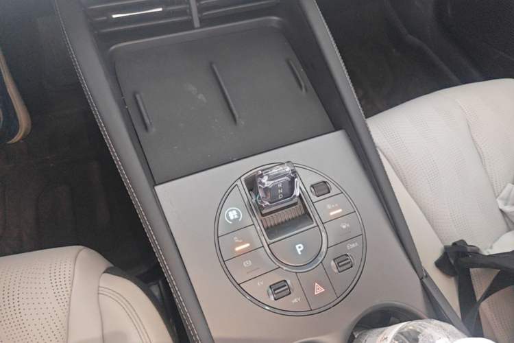 Used BYD Seal 06 New Energy 2024 DM-i 120KM Luxury Model Gear Lever