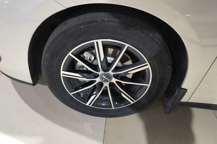 Used BYD Seal 06 New Energy 2024 DM-i 80KM Prestige Model Left Front Wheel Hub