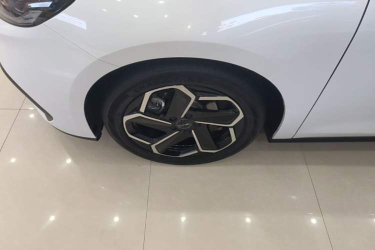 Used BYD Seal 06 New Energy 2024 DM-i 120KM Flagship Model Left Front Wheel Hub