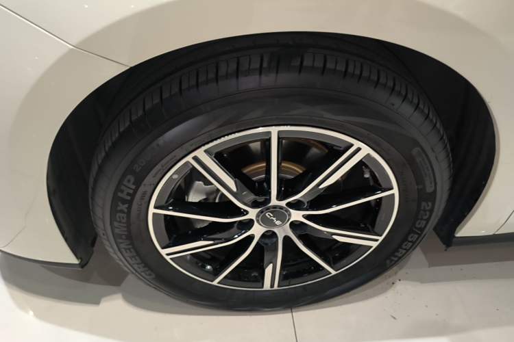 Used BYD Seal 06 New Energy 2024 DM-i 80KM Prestige Model Left Front Wheel Hub