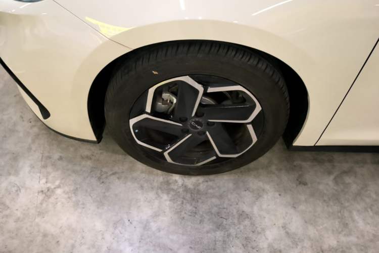 Used BYD Seal 06 New Energy 2024 DM-i 120KM Flagship Model Left Front Wheel Hub