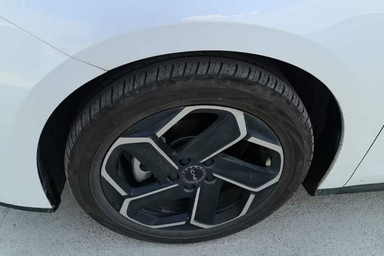 Used BYD Seal 06 New Energy 2024 DM-i 120KM Flagship Model Left Front Wheel Hub