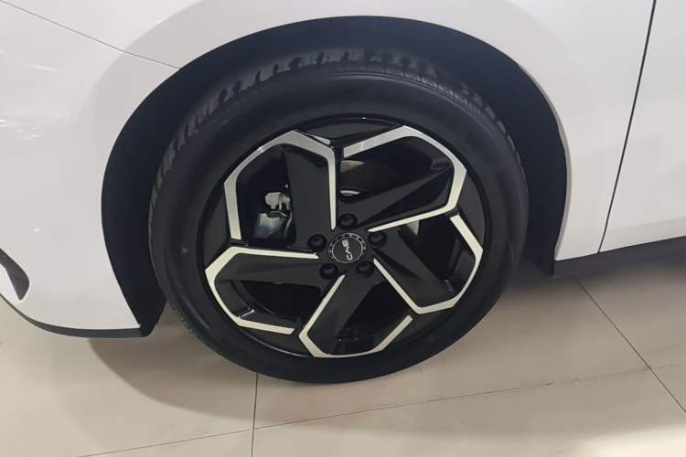 Used BYD Seal 06 New Energy 2024 DM-i 120KM Flagship Model Left Front Wheel Hub