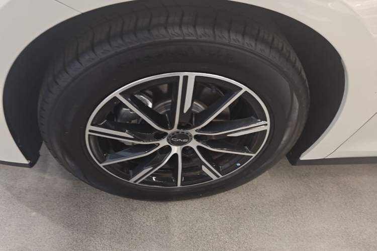 Used BYD Seal 06 New Energy 2024 DM-i 120KM Prestige Model Left Front Wheel Hub
