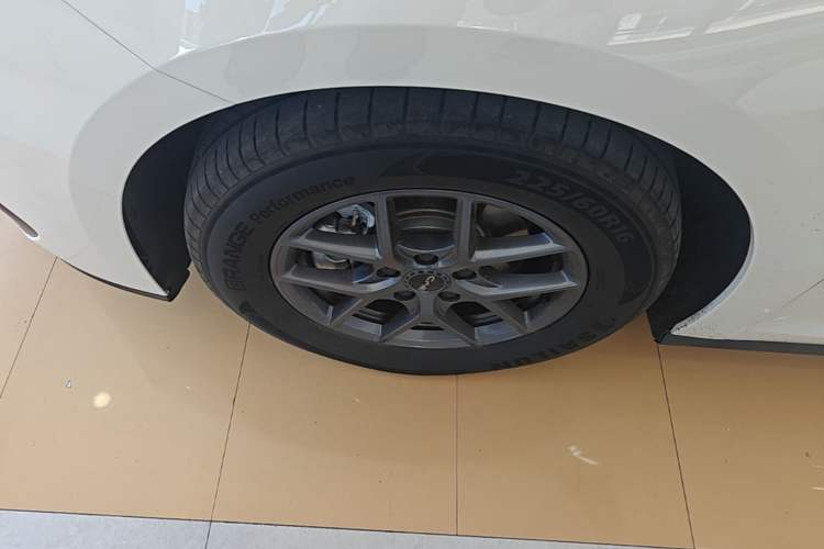 Used BYD Seal 06 New Energy 2024 DM-i 80KM Luxury Model Left Front Wheel Hub