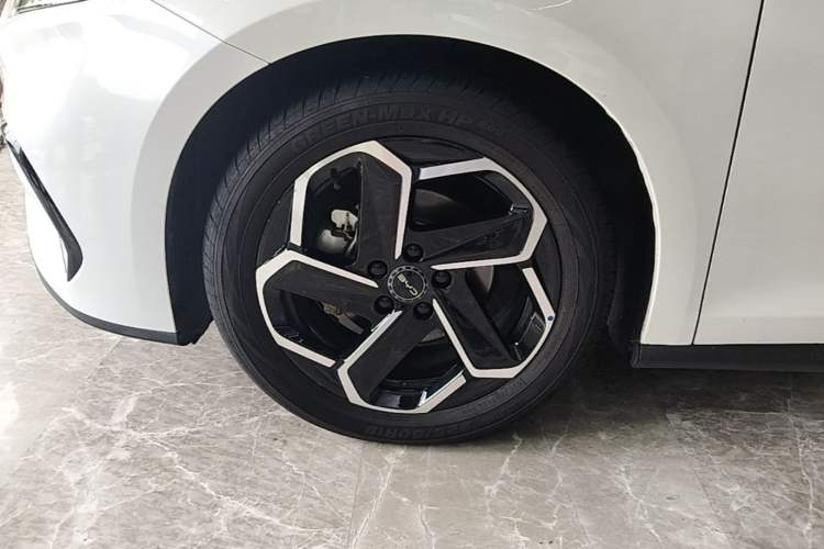 Used BYD Seal 06 New Energy 2024 DM-i 120KM Flagship Model Left Front Wheel Hub
