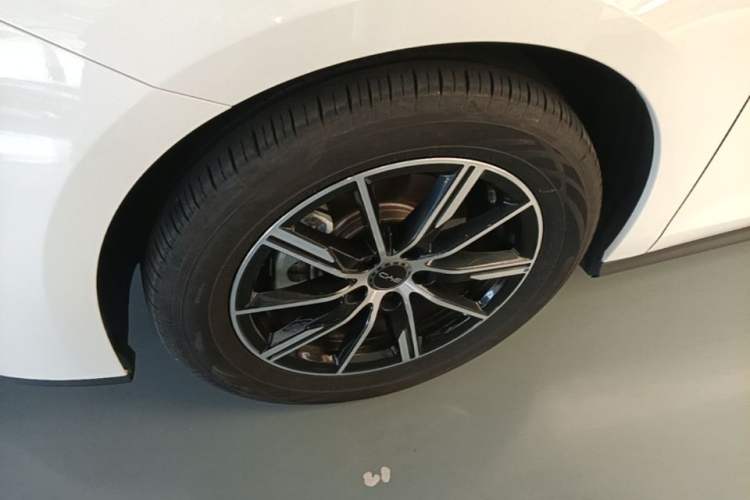 Used BYD Seal 06 New Energy 2024 DM-i 120KM Prestige Model Left Front Wheel Hub