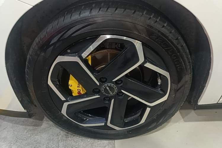 Used BYD Seal 06 New Energy 2024 DM-i 80KM Prestige Model Left Front Wheel Hub