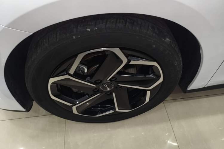 Used BYD Seal 06 New Energy 2024 DM-i 120KM Flagship Model Left Front Wheel Hub