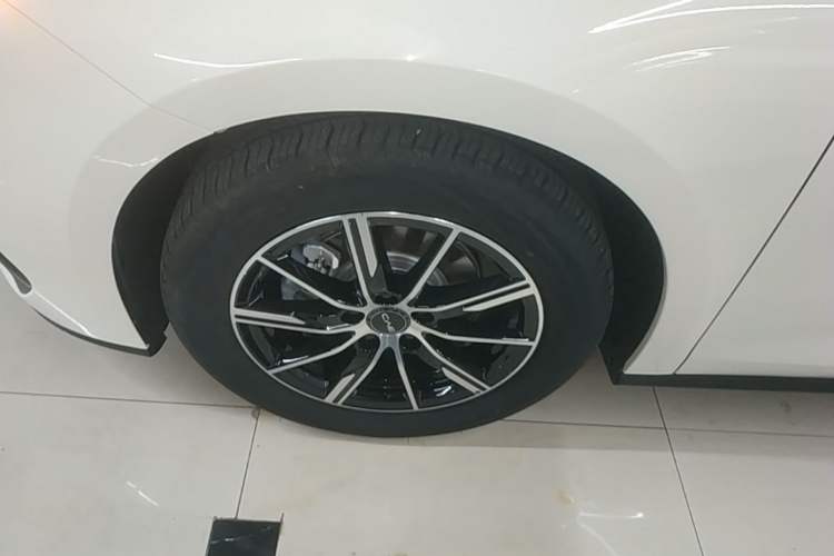 Used BYD Seal 06 New Energy 2024 DM-i 80KM Prestige Model Left Front Wheel Hub