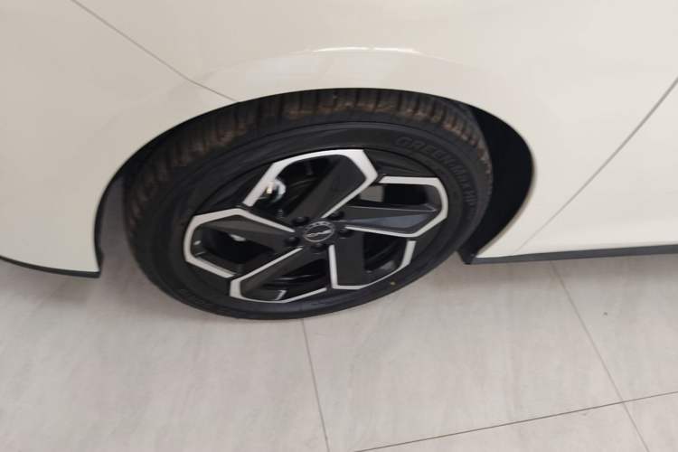 Used BYD Seal 06 New Energy 2024 DM-i 120KM Flagship Model Left Front Wheel Hub