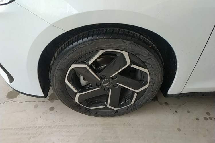 Used BYD Seal 06 New Energy 2024 DM-i 120KM Flagship Model Left Front Wheel Hub