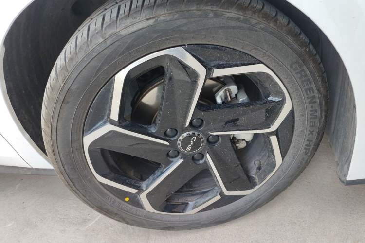 Used BYD Seal 06 New Energy 2024 DM-i 120KM Flagship Model Right Front Wheel Hub
