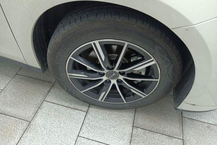 Used BYD Seal 06 New Energy 2024 DM-i 80KM Prestige Model Right Front Wheel Hub