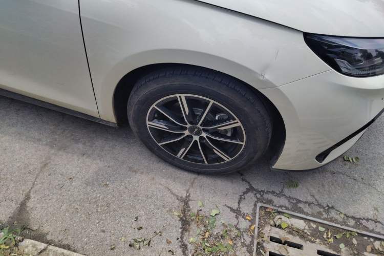 Used BYD Seal 06 New Energy 2024 DM-i 120KM Prestige Model Right Front Wheel Hub
