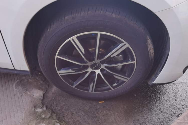 Used BYD Seal 06 New Energy 2024 DM-i 80KM Prestige Model Right Front Wheel Hub