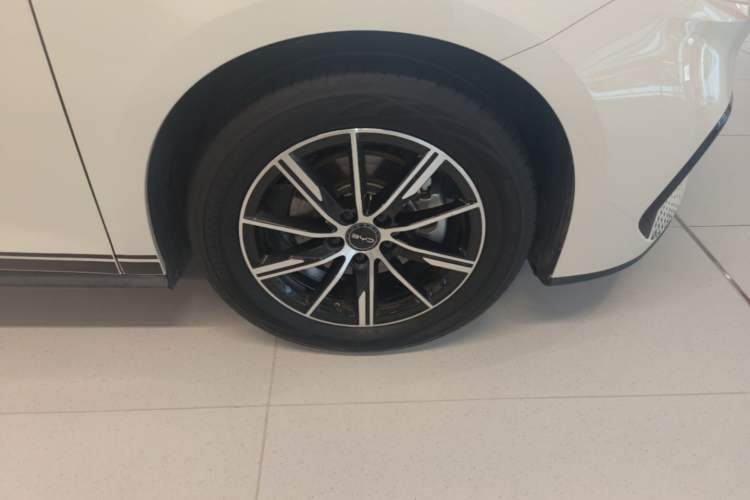 Used BYD Seal 06 New Energy 2024 DM-i 120KM Prestige Model Right Front Wheel Hub