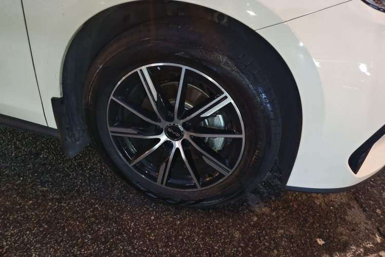 Used BYD Seal 06 New Energy 2024 DM-i 80KM Prestige Model Right Front Wheel Hub