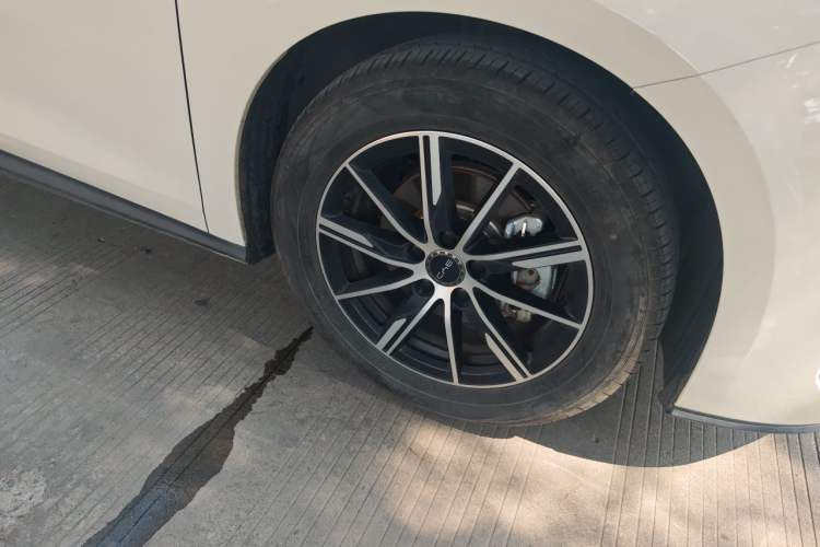 Used BYD Seal 06 New Energy 2024 DM-i 80KM Prestige Model Right Front Wheel Hub