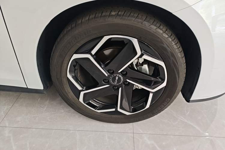 Used BYD Seal 06 New Energy 2024 DM-i 120KM Flagship Model Right Front Wheel Hub