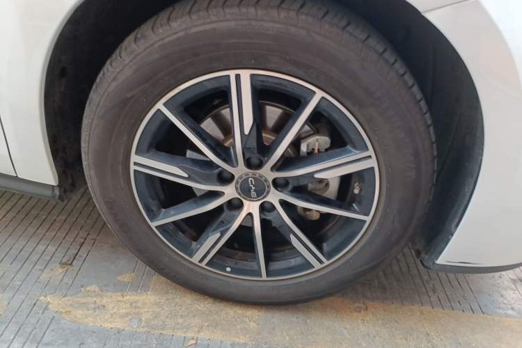 Used BYD Seal 06 New Energy 2024 DM-i 80KM Prestige Model Right Front Wheel Hub