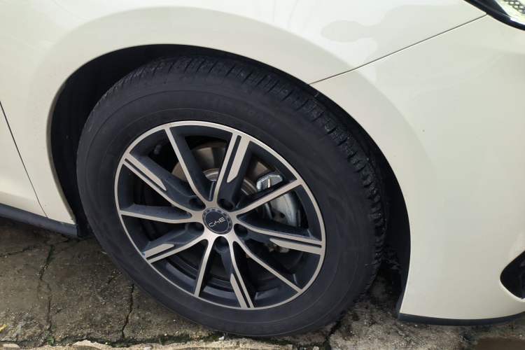 Used BYD Seal 06 New Energy 2024 DM-i 120KM Prestige Model Right Front Wheel Hub