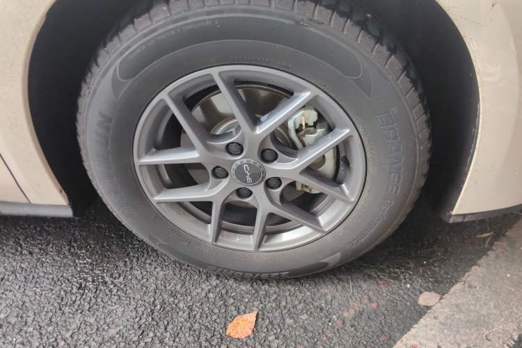 Used BYD Seal 06 New Energy 2024 DM-i 80KM Luxury Model Right Front Wheel Hub
